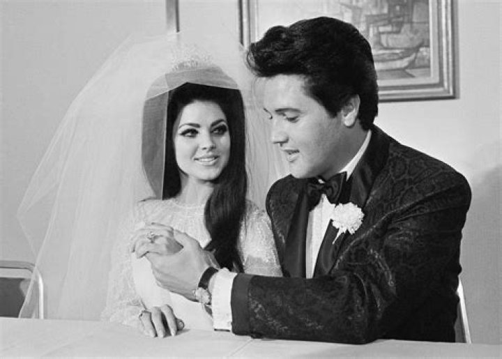 ELVIS PRESLEY AND WIFE PRISCILLA WITH LISA MARIE IN 1968 8X10 PHOTO